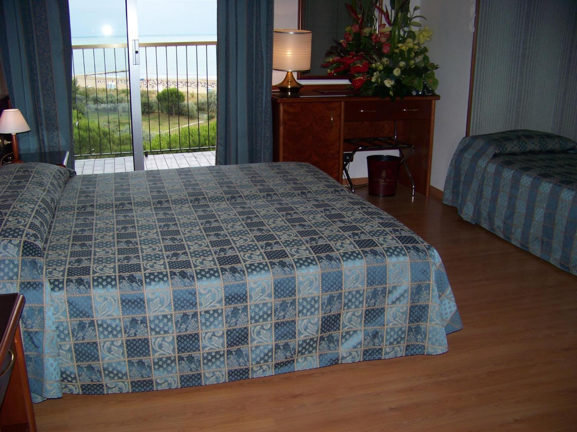 Hotel Beau Rivage Pineta ليدو دي يسولو الغرفة الصورة